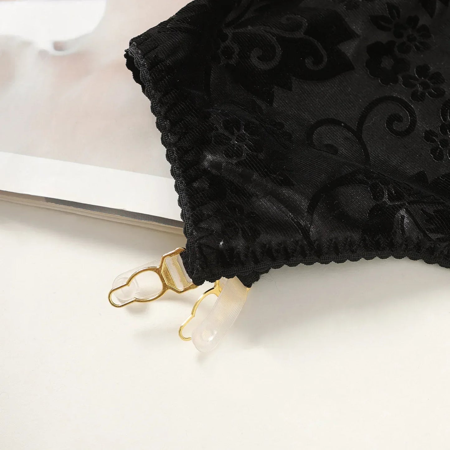 Chemise de nuit avec un choker et un délicat motif floral