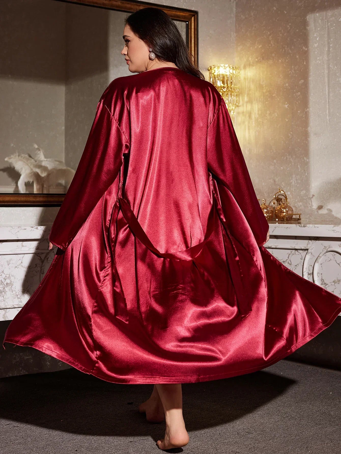 Chemise de nuit jusqu'aux genoux avec des bretelles réglables et un long peignoir.