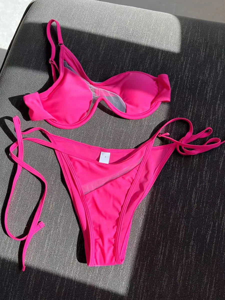 Maillot de bain deux pièces avec découpes