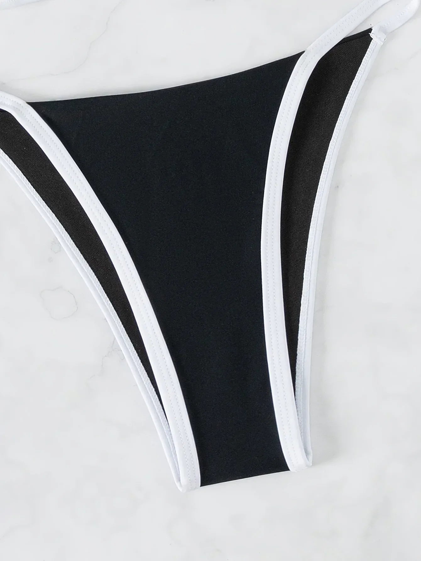 Maillot de bain deux pièces avec lien dans le dos
