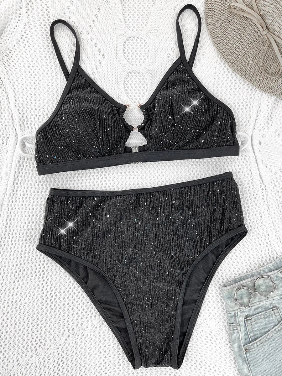 Maillot de bain deux pièces avec un anneau décoratif au décolleté