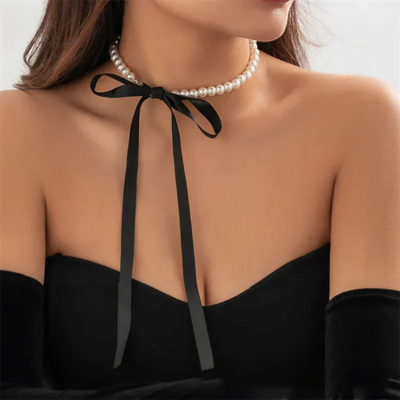 Collier ras du cou avec un nœud et des perles