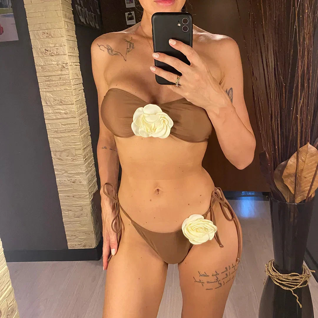 Maillot de bain deux pièces avec de délicats accents floraux
