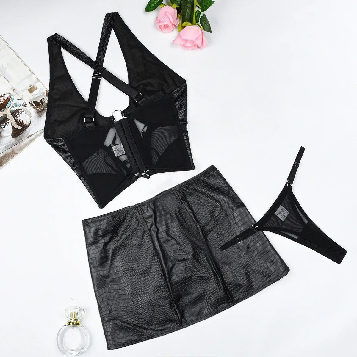 Ensemble de lingerie avec une jupe à liens décoratifs