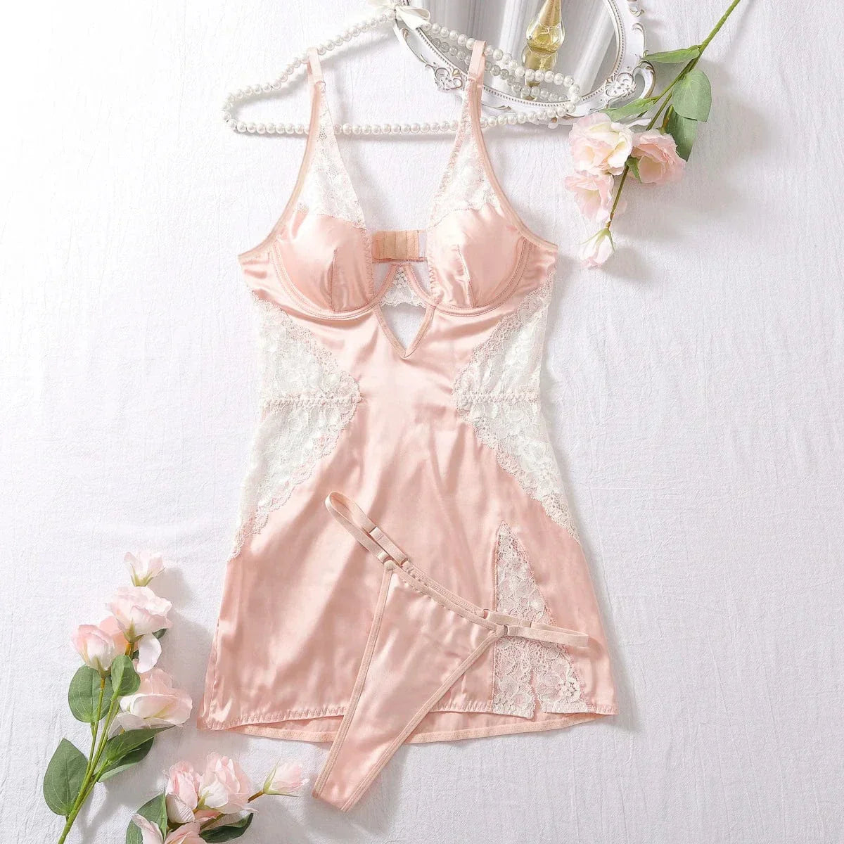 Chemise de nuit en satin avec une fente sur le côté