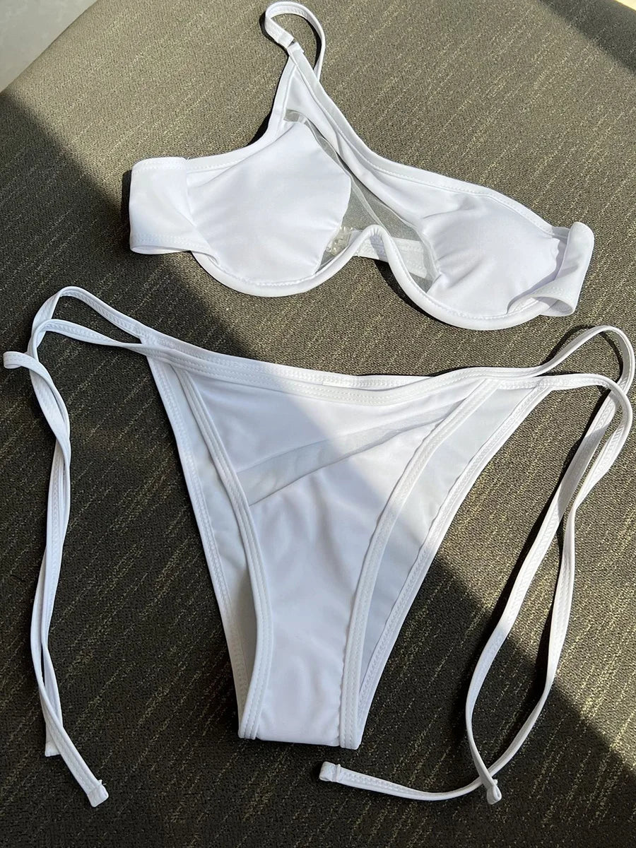 Maillot de bain deux pièces avec découpes