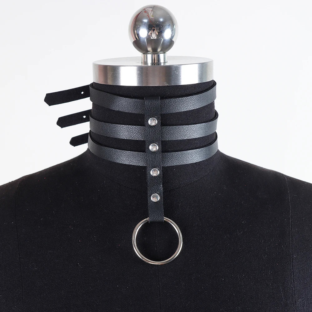 Collier en motif harnais avec des sangles réglables