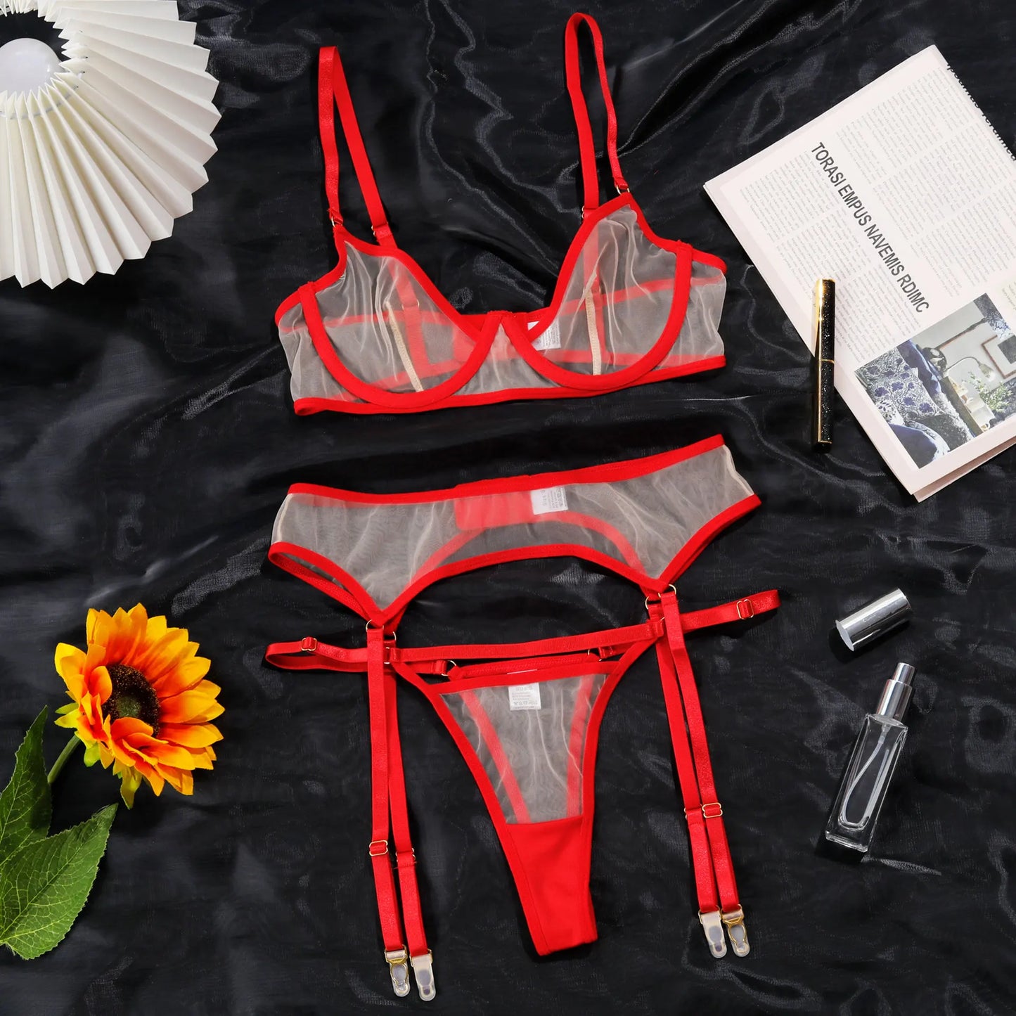Ensemble de lingerie transparent avec découpe géométrique du soutien-gorge