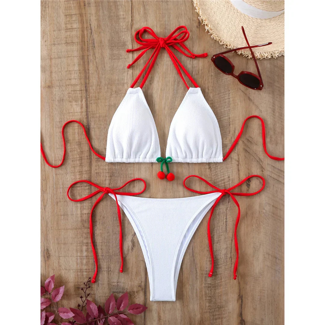 Maillot de bain deux pièces avec une cerise décorative