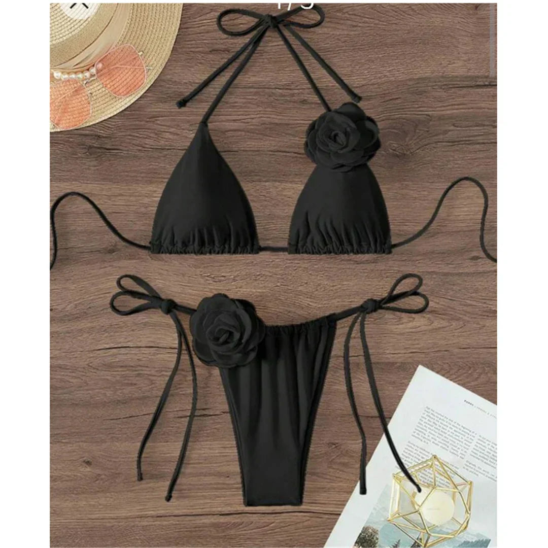 Maillot de bain deux pièces avec des roses sur le décolleté