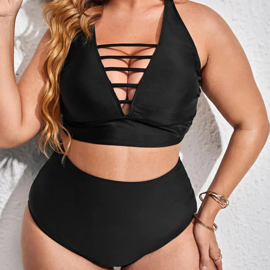 Maillot de bain deux pièces grande taille avec des bretelles décoratives sur la poitrine.
