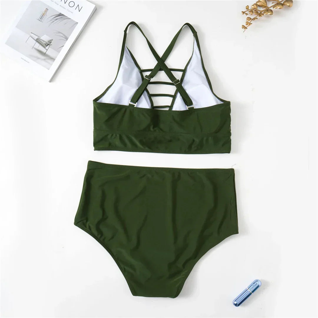 Maillot de bain deux pièces grande taille avec des bretelles décoratives sur la poitrine.