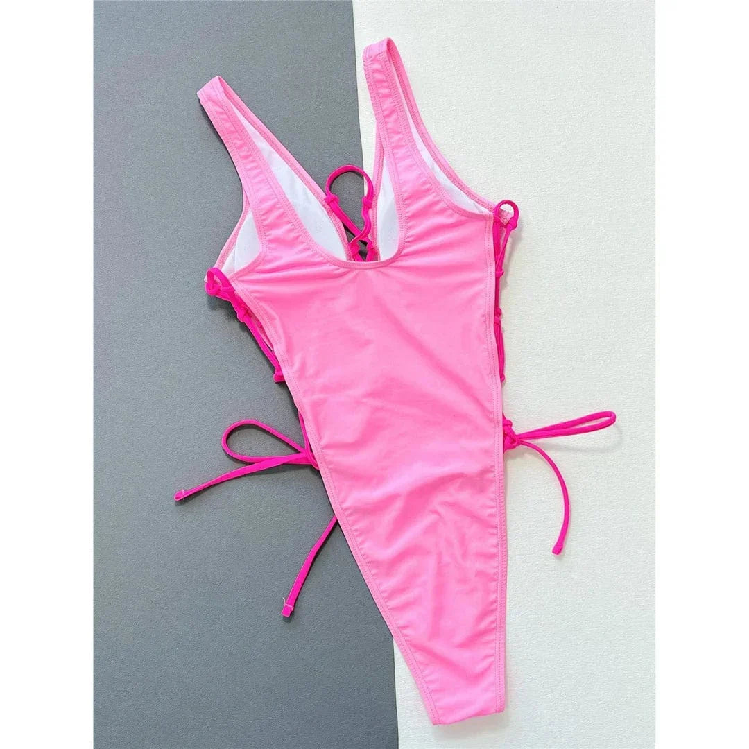 Maillot de bain une pièce avec un décolleté en V prononcé
