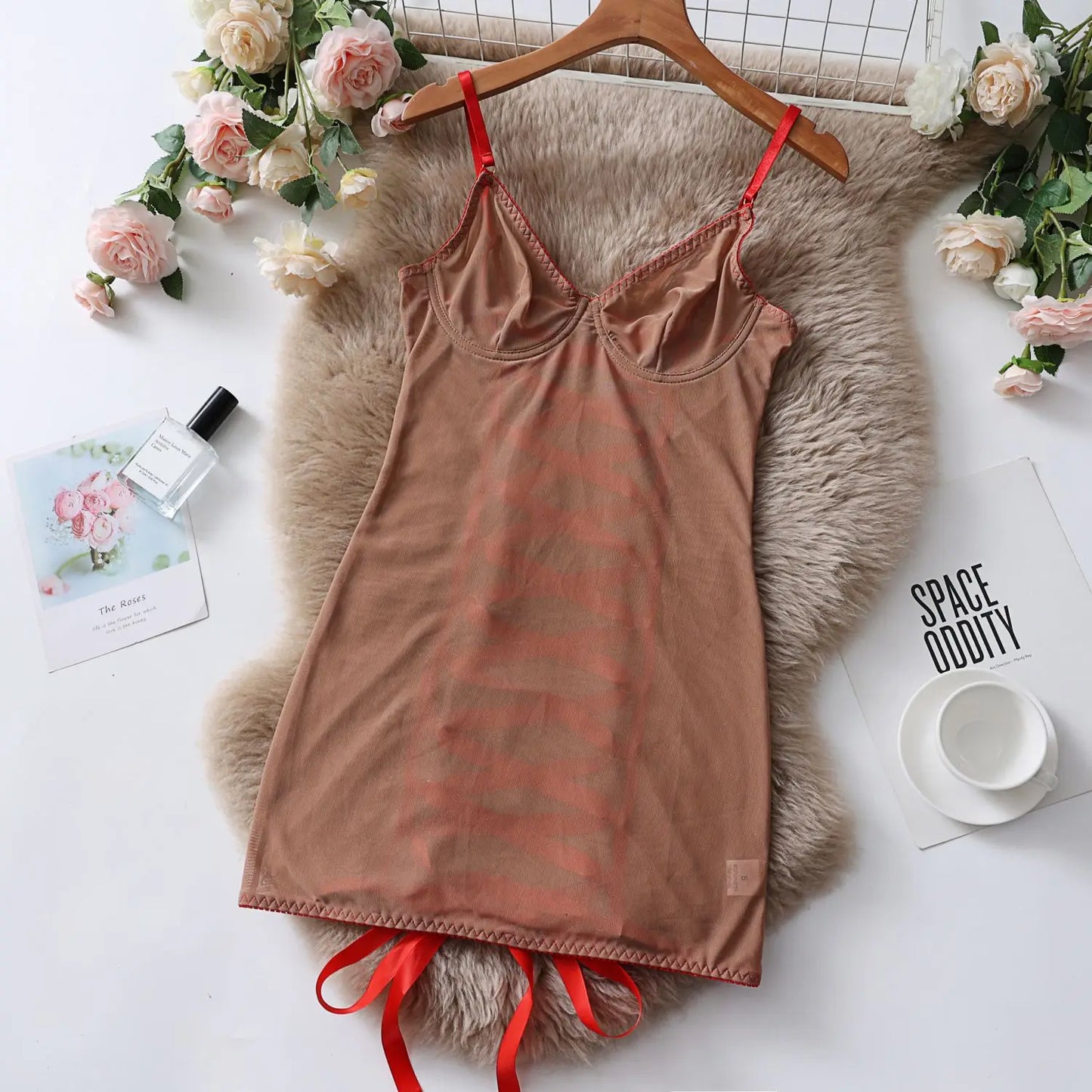 Chemise de nuit en dentelle avec un lien audacieux dans le dos.