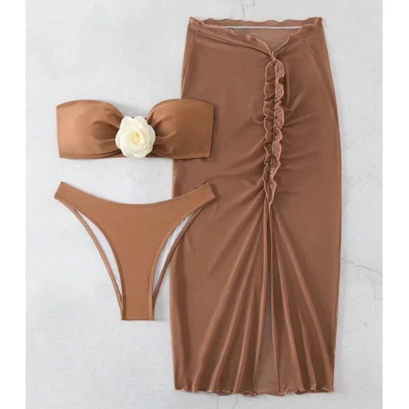 Maillot de bain deux pièces avec une coupe asymétrique