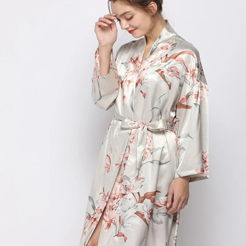 Gris Peignoir en satin à motif fleuri
