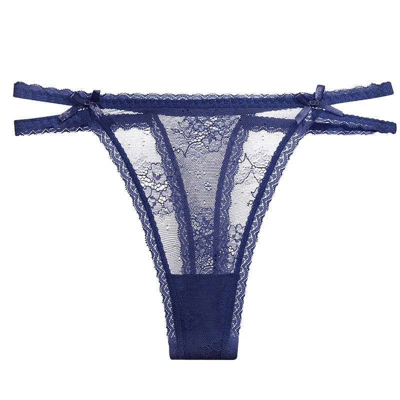 String en dentelle avec des doubles bandes sur les hanches