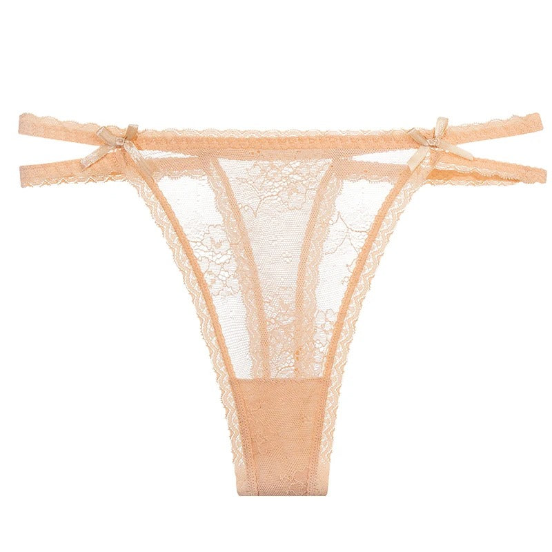 String en dentelle avec des doubles bandes sur les hanches