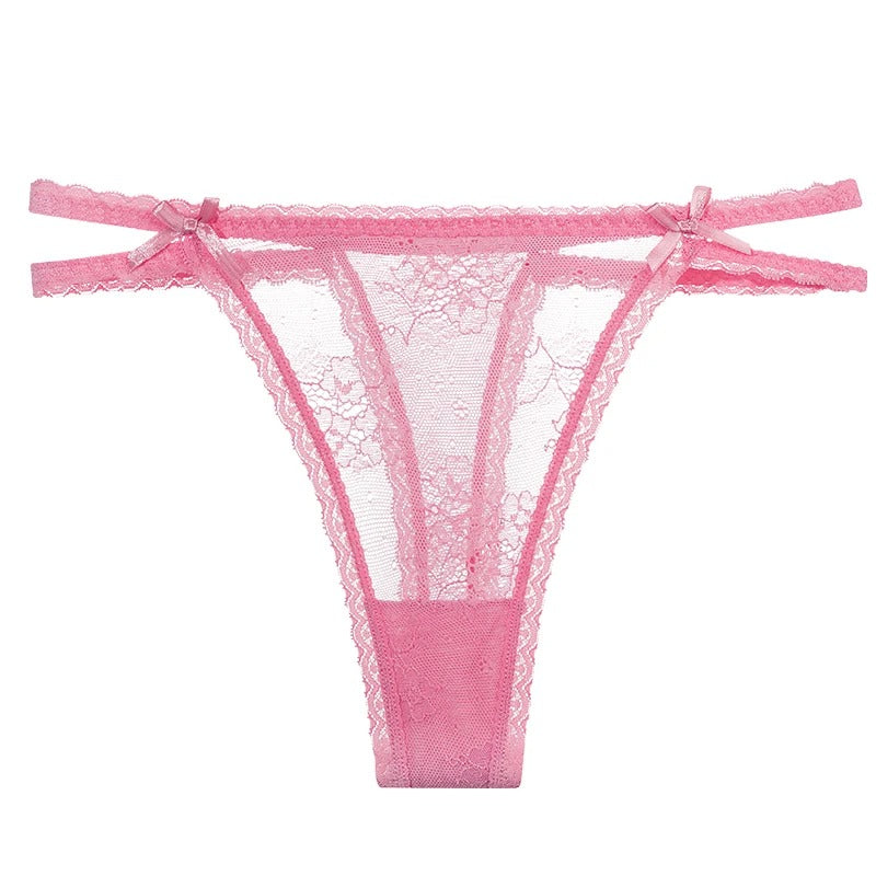 String en dentelle avec des doubles bandes sur les hanches